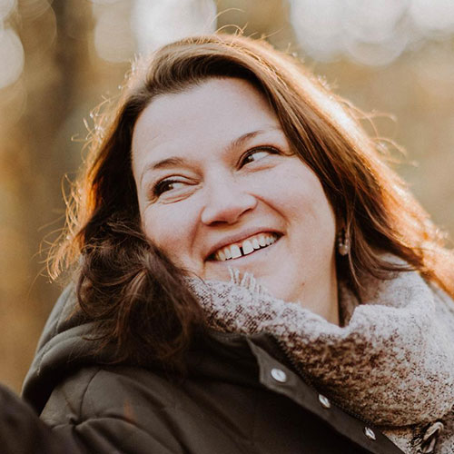 Portraitaufnahme einer lachenden Frau namens Hermine